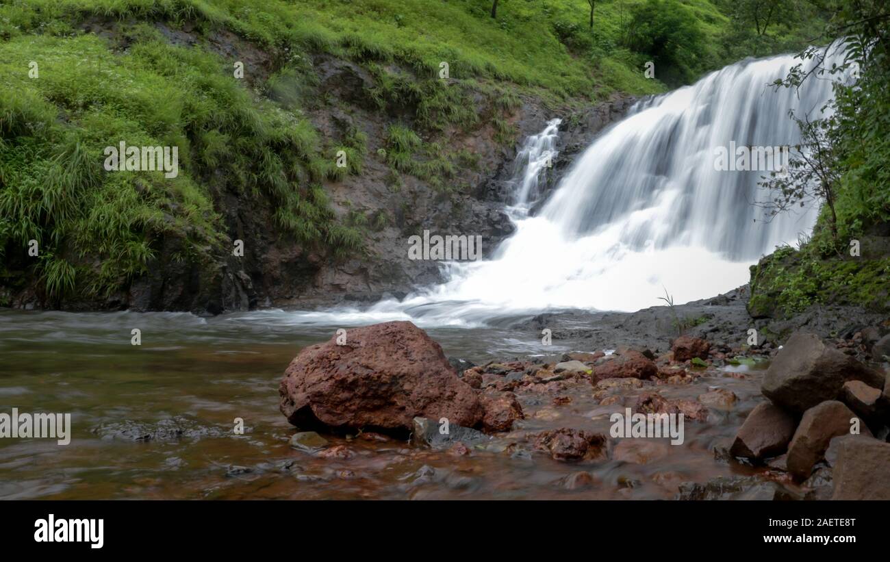 Una cascata in una Foresta Indiana durante il picco di stagione dei monsoni Foto Stock