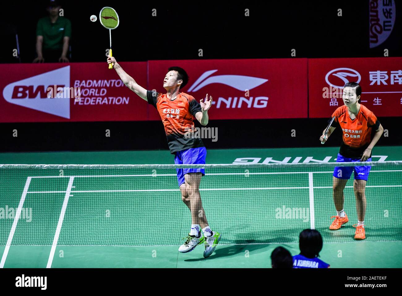 Ren Xiaoyu e Zhou Chaomin della Cina prendere la palla contro Kouhei Gondou e Ayane Kurihara del Giappone per il primo round del doppio misto di Fuzhou mento Foto Stock