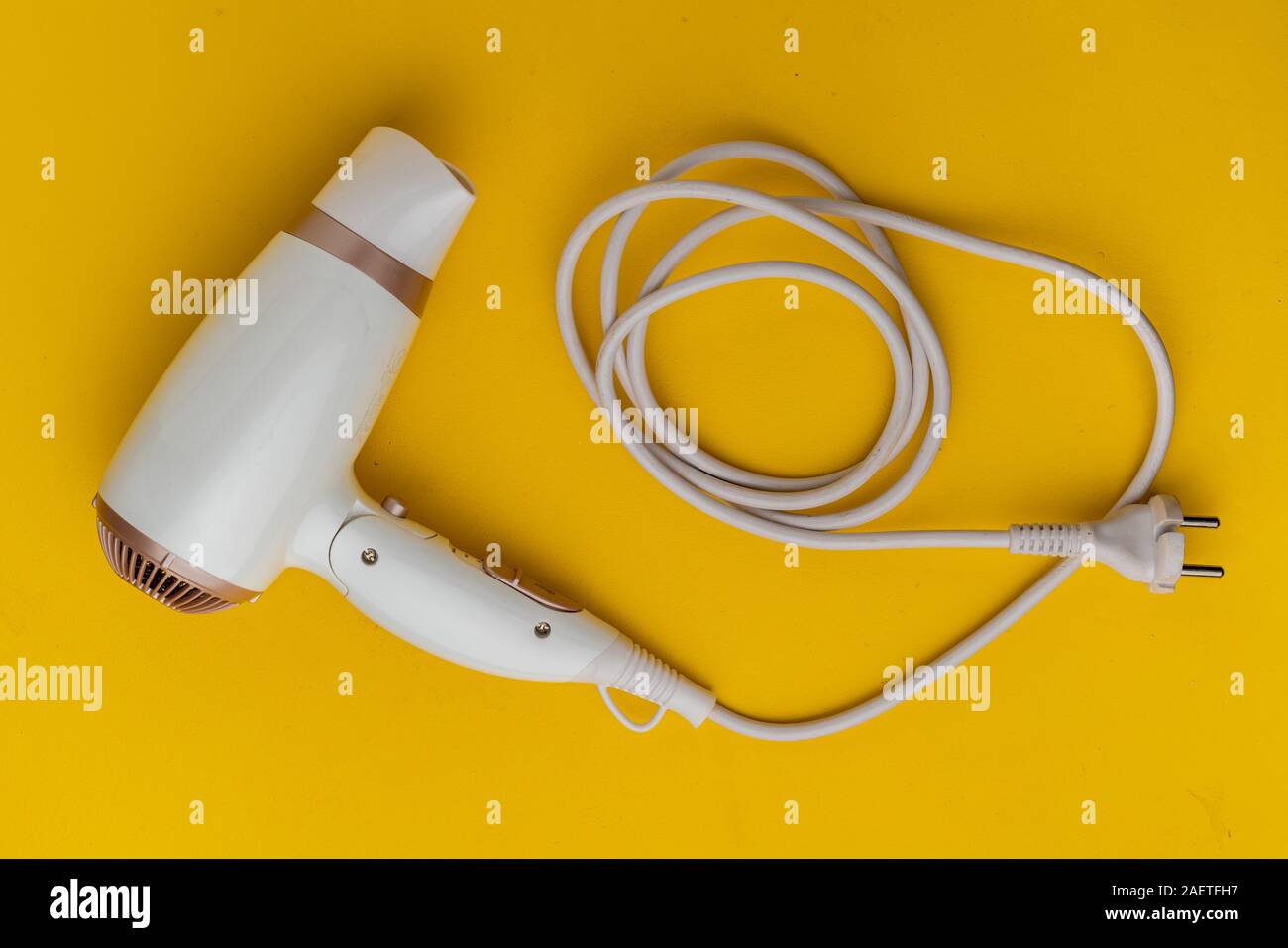 Semplice bianco asciugacapelli isolata sulla superficie di colore vista superiore Foto Stock