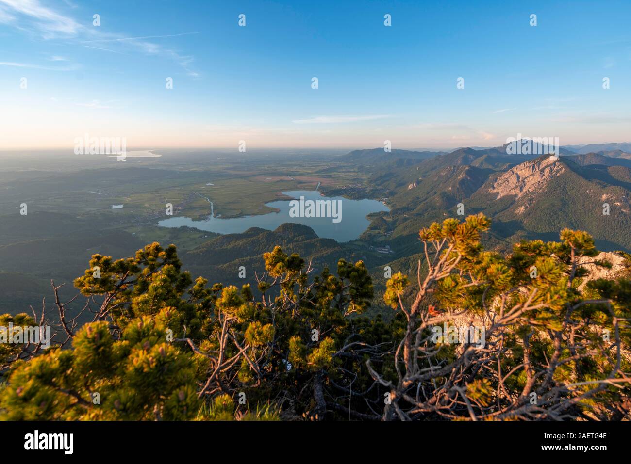 Panorama di montagna, vista da Herzogstand al Lago di Kochel e nelle Prealpi Salisburghesi, Alpi Alta Baviera, Baviera, Germania Foto Stock