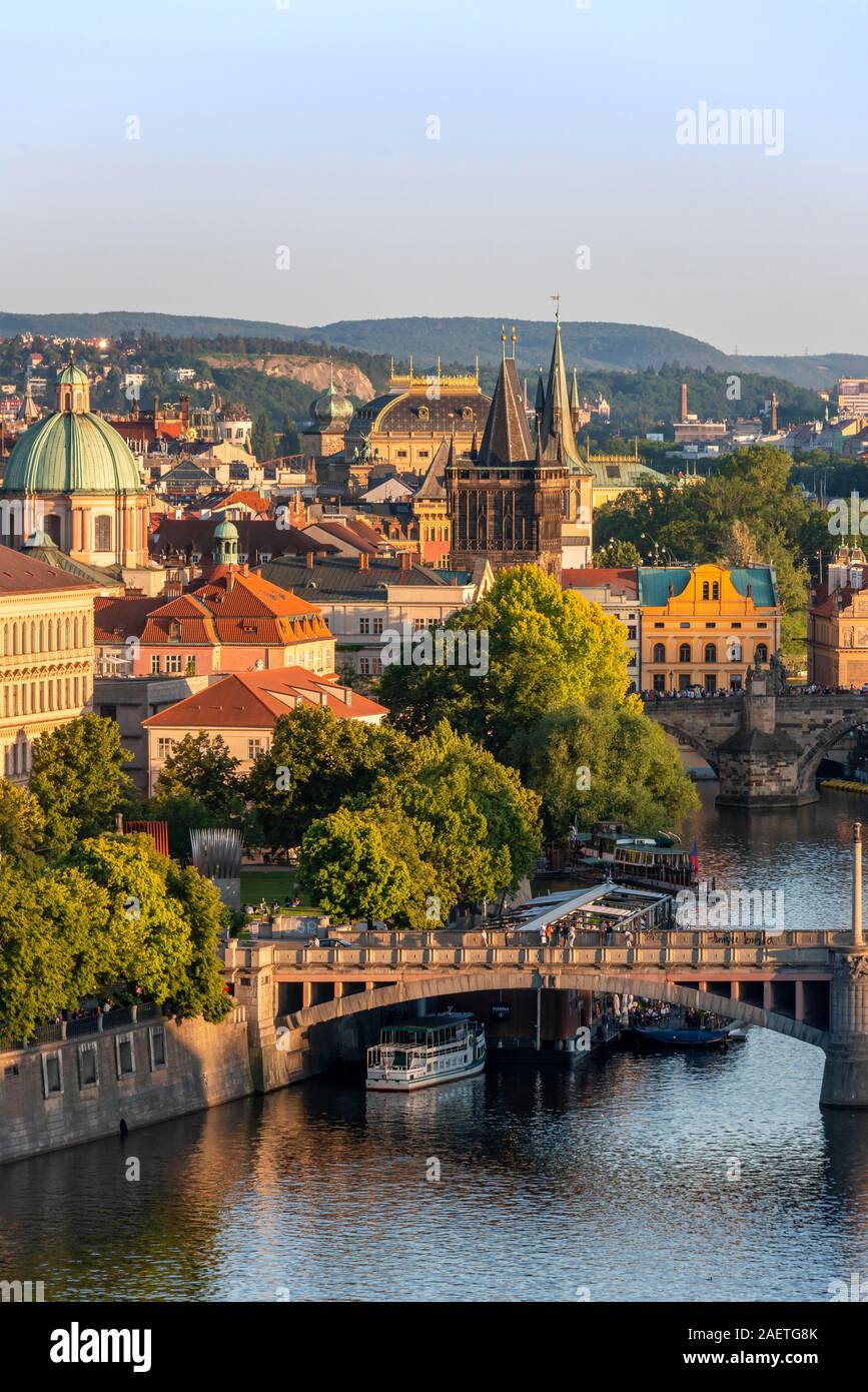 Vista città con ponti sul fiume Vltava con torre del ponte della Città Vecchia di Praga, Boemia, Repubblica Ceca Foto Stock