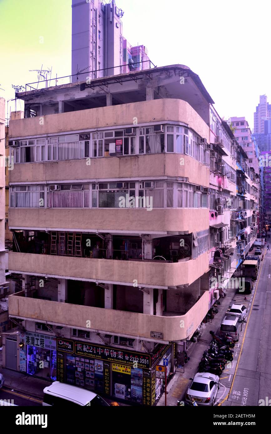 Un edificio a scopo misto nel vecchio quartiere di Hong Kong Foto Stock
