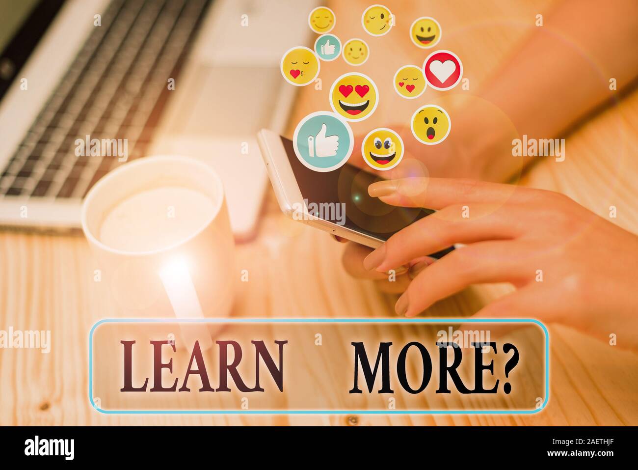 La scrittura della nota mostra ulteriori informazioni domanda. Il concetto di business per acquisire conoscenze o abilità a studiare la pratica Foto Stock