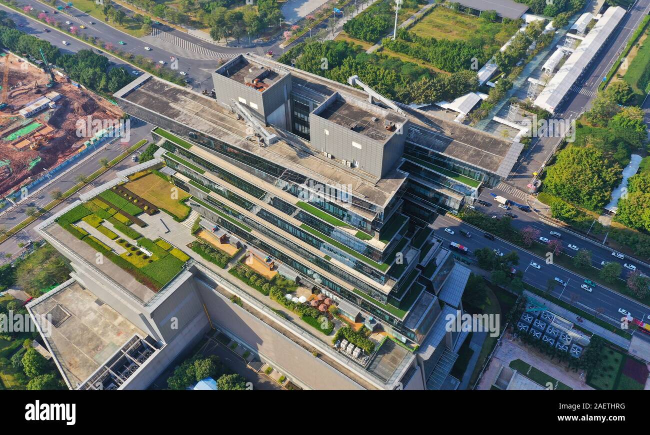 Edificio Nanfenghui, un alto edificio di aspetto unico, che somiglia più grandi blocchi di costruzione accatastamento, richiama l'attenzione nella città di Guangzhou, Foto Stock