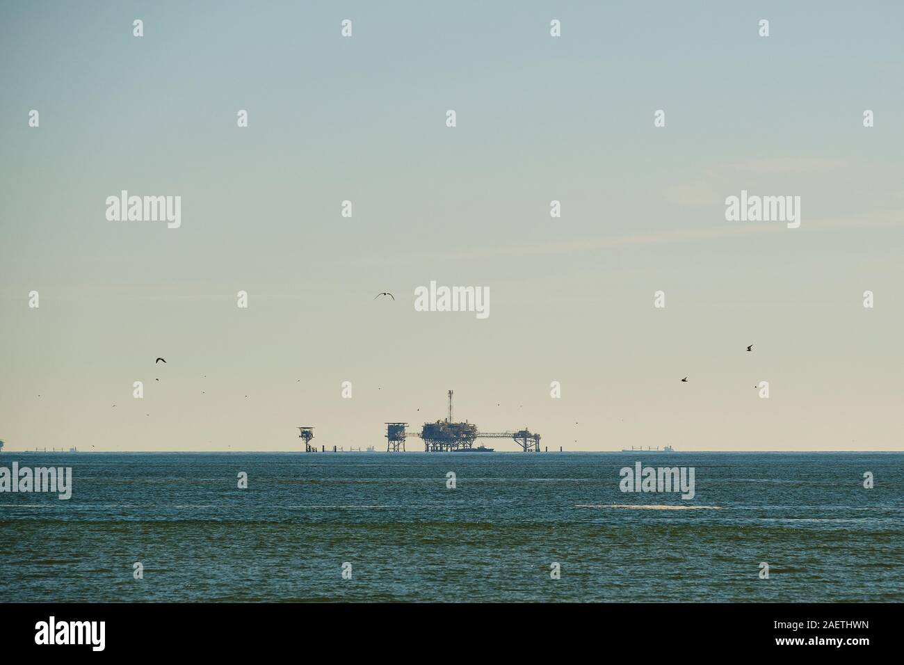 Gas e petrolio al largo della piattaforma di perforazione o attrezzatura nel Golfo del Messico al largo della costa di Alabama, Stati Uniti d'America. Foto Stock