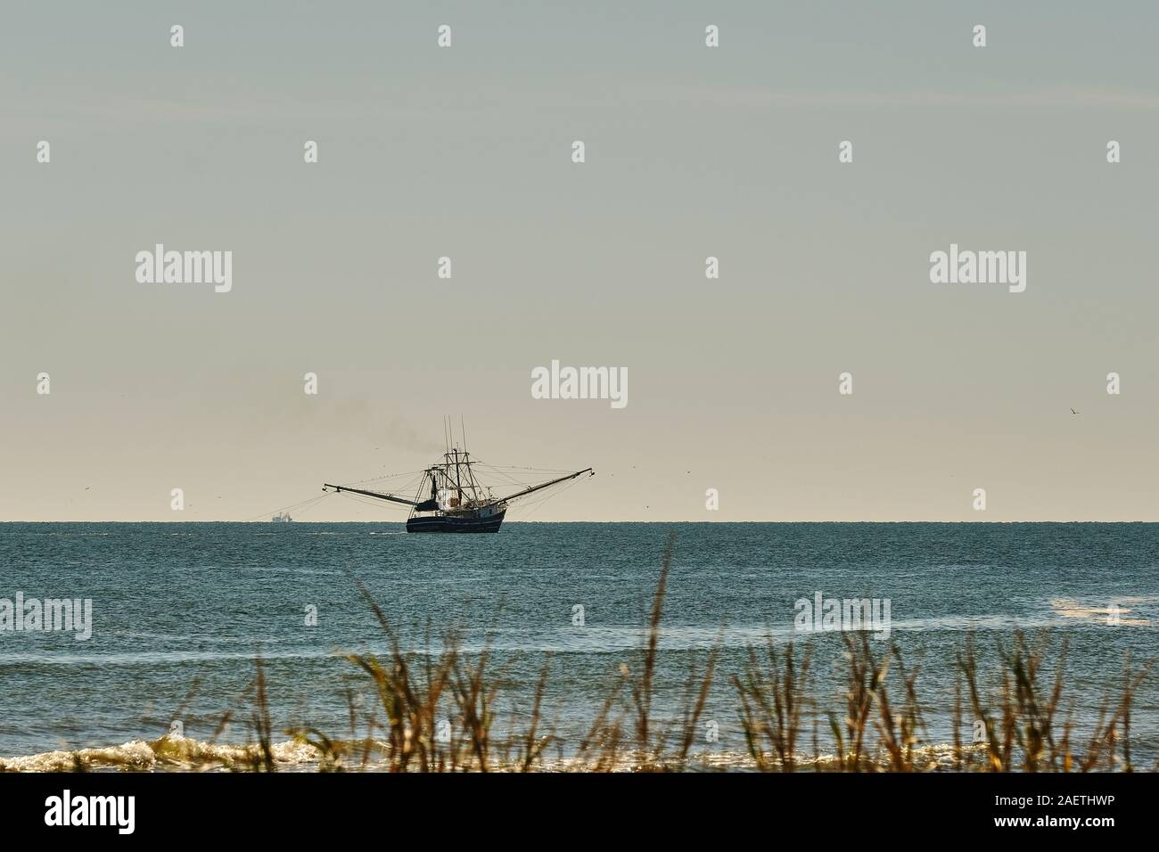 Barca da gamberetti nel Golfo del Messico la pesca di gamberetti off del Dauphin Island, Alabama, Stati Uniti d'America. Foto Stock