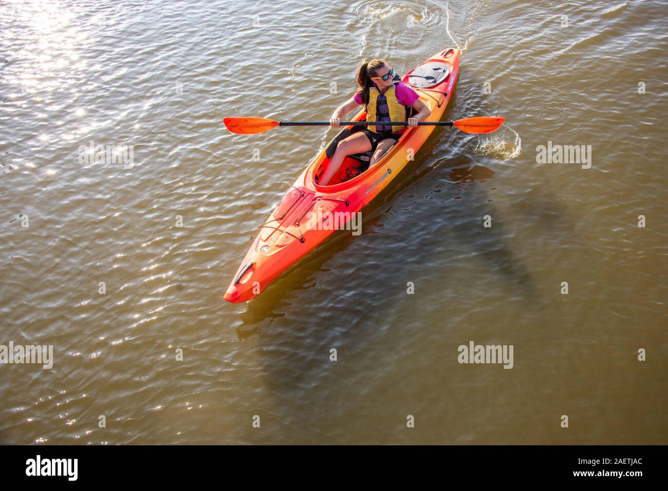 Un kayaker godendo un po' di tempo in acqua, piombo Maryland classe 11 viaggio in kayak sul fiume Choptank in Cambridge, Maryland Foto Stock