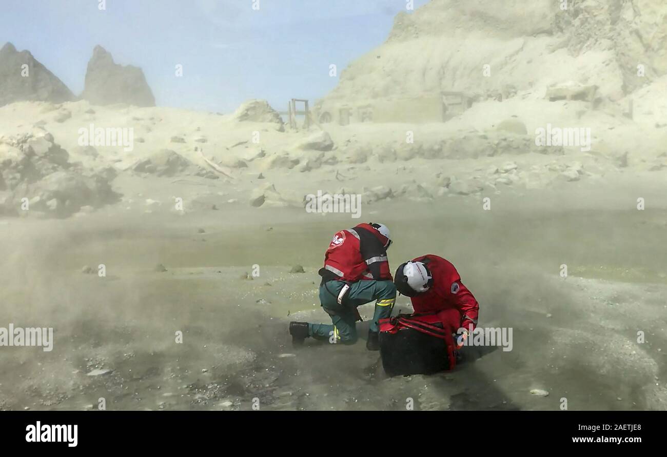 (191211) -- PECHINO, Dic 11, 2019 (Xinhua) -- soccorritori terra sull isola Bianca dopo l eruzione vulcanica in Nuova Zelanda, Dicembre 9, 2019. Due cittadini cinesi erano tra i feriti in eruzione vulcanica sull isola bianca nella parte orientale della Baia di Planty dell'Isola del nord della Nuova Zelanda, secondo l'ambasciata cinese in Nuova Zelanda. Auckland (Elicottero fiducia/Handout via Xinhua) Foto Stock