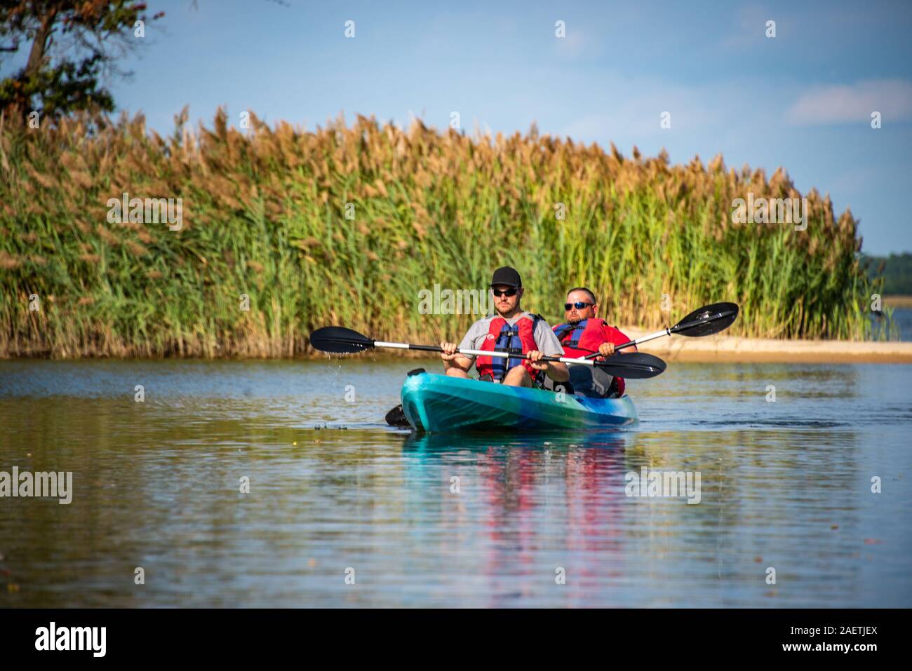 Due persone rilassante sull'acqua, piombo Maryland classe 11 viaggio in kayak sul fiume Choptank in Cambridge, Maryland Foto Stock