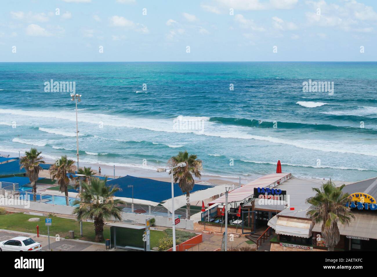 Bat Yam, Israele - 14 luglio 2019. Riva del mare a Bat Yam, Israele. Onde sull'azzurro del mare in tempesta. Costa Mediterranea. Foto di viaggio Foto Stock