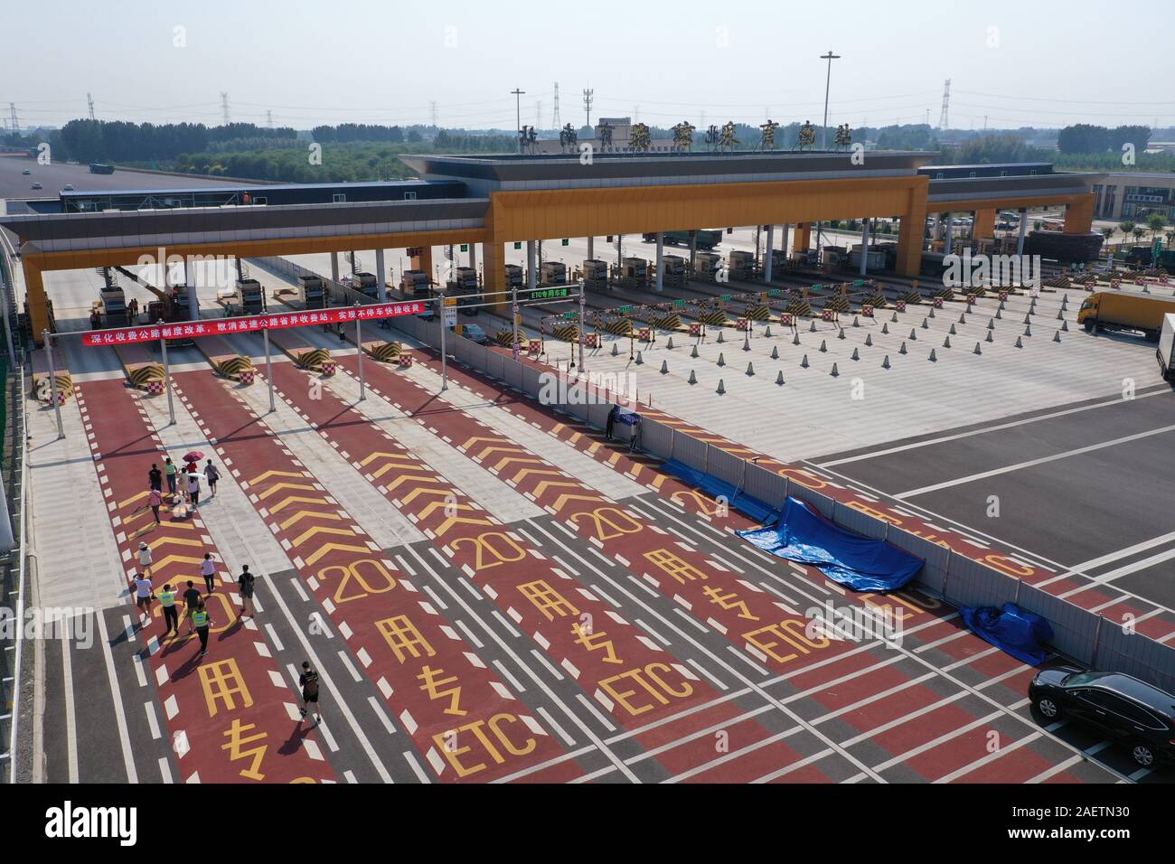 --FILE - Nuovo non-stop di gates stabilito per i veicoli con sistema Electronic Toll Collection, che non necessità di arresto mentre passa i cancelli, a Pechino, Cina Foto Stock