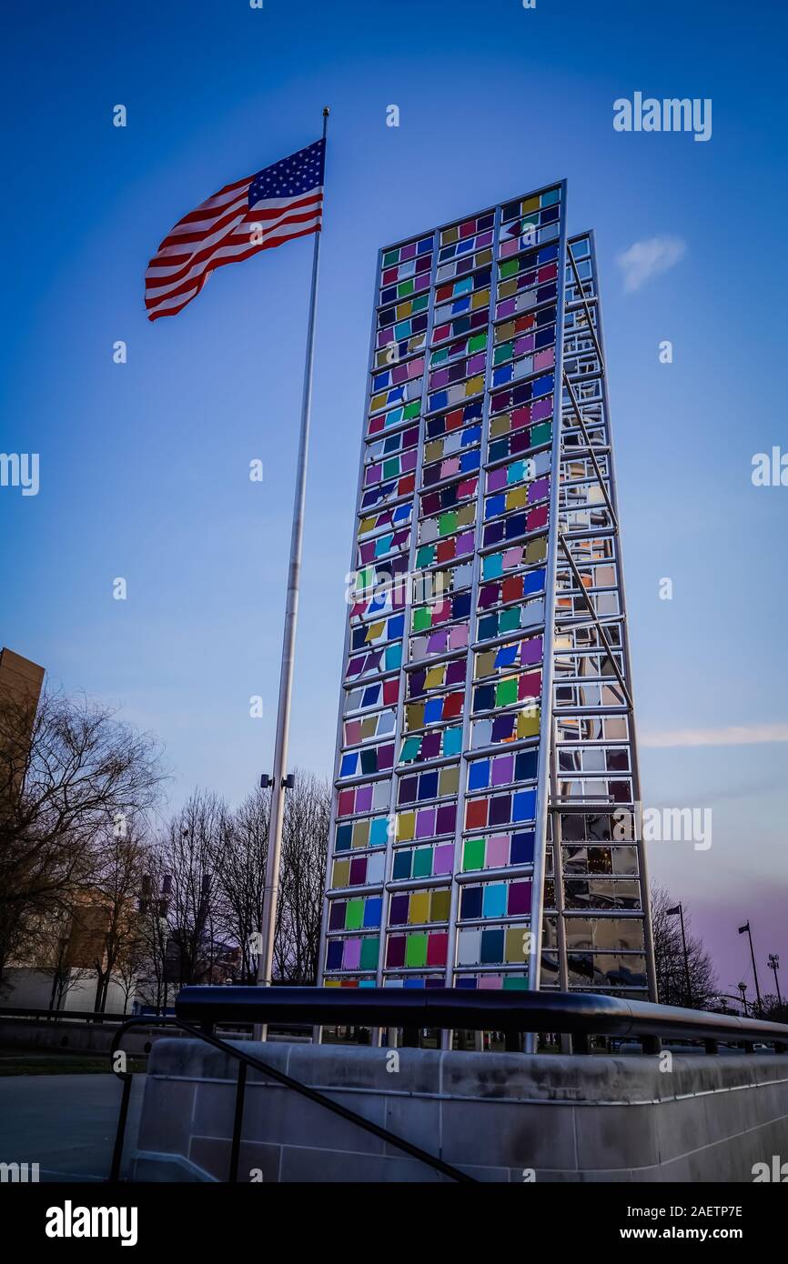 Indianapolis pubblica esterna colorata arte quadrato metallico su una struttura in metallo Foto Stock