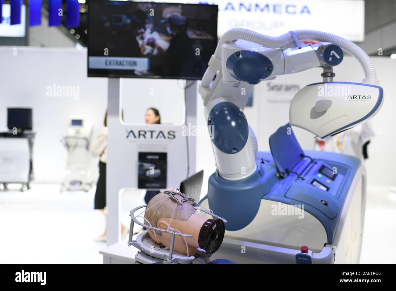 Un trapianto di capelli robot non i capelli chirurgia dei trapianti su un modello al 2 ° China International Import Expo (CIIE) in Cina a Shanghai, 5 novembre 2019. Foto Stock