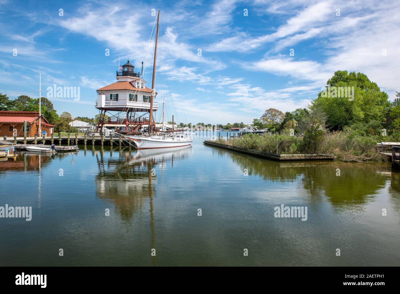 Il tamburo Point Lighthouse e una barca lungo il dock del Calvert Museo della Marina, Isola delle Salomone, Maryland. Foto Stock