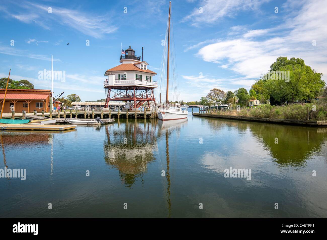 Il tamburo Point Lighthouse e una barca lungo il dock del Calvert Museo della Marina, Isola delle Salomone, Maryland. Foto Stock