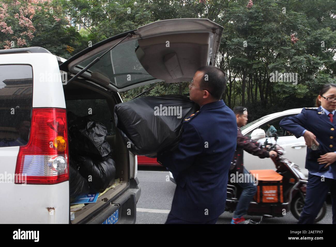 Un funzionario carica i sequestrati prodotti contraffatti in un camion in Hangzhou, est della Cina di provincia dello Zhejiang, 7 novembre 2019. 379 counterfei Foto Stock