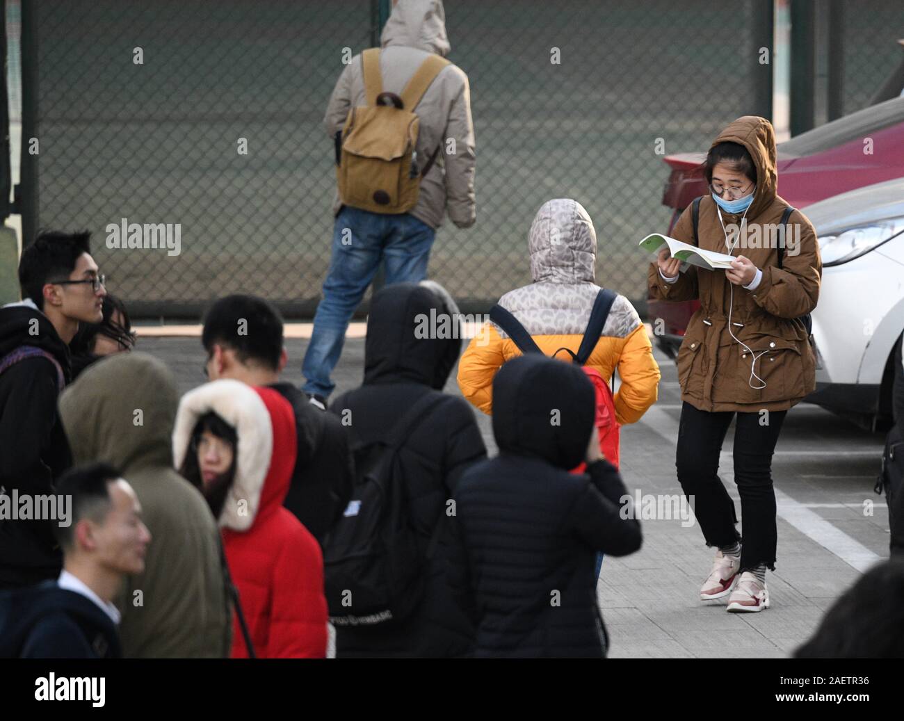 Applicants wait outside the classroom, where they will take the unified written exam of civil servant, preparing for the incoming exams at Beijing Uni Foto Stock