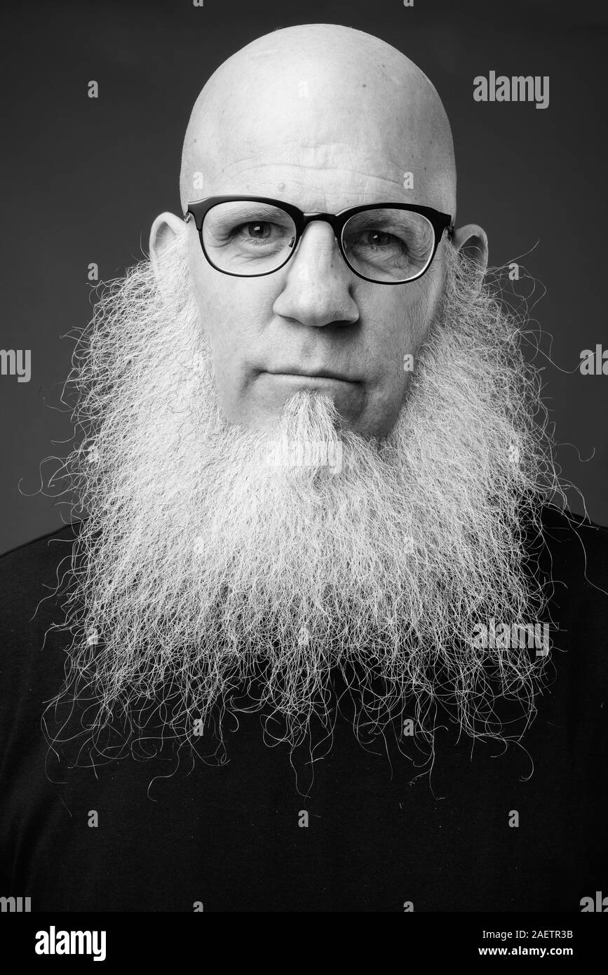 Coppia uomo calvo con una lunga barba bianca in bianco e nero Foto Stock