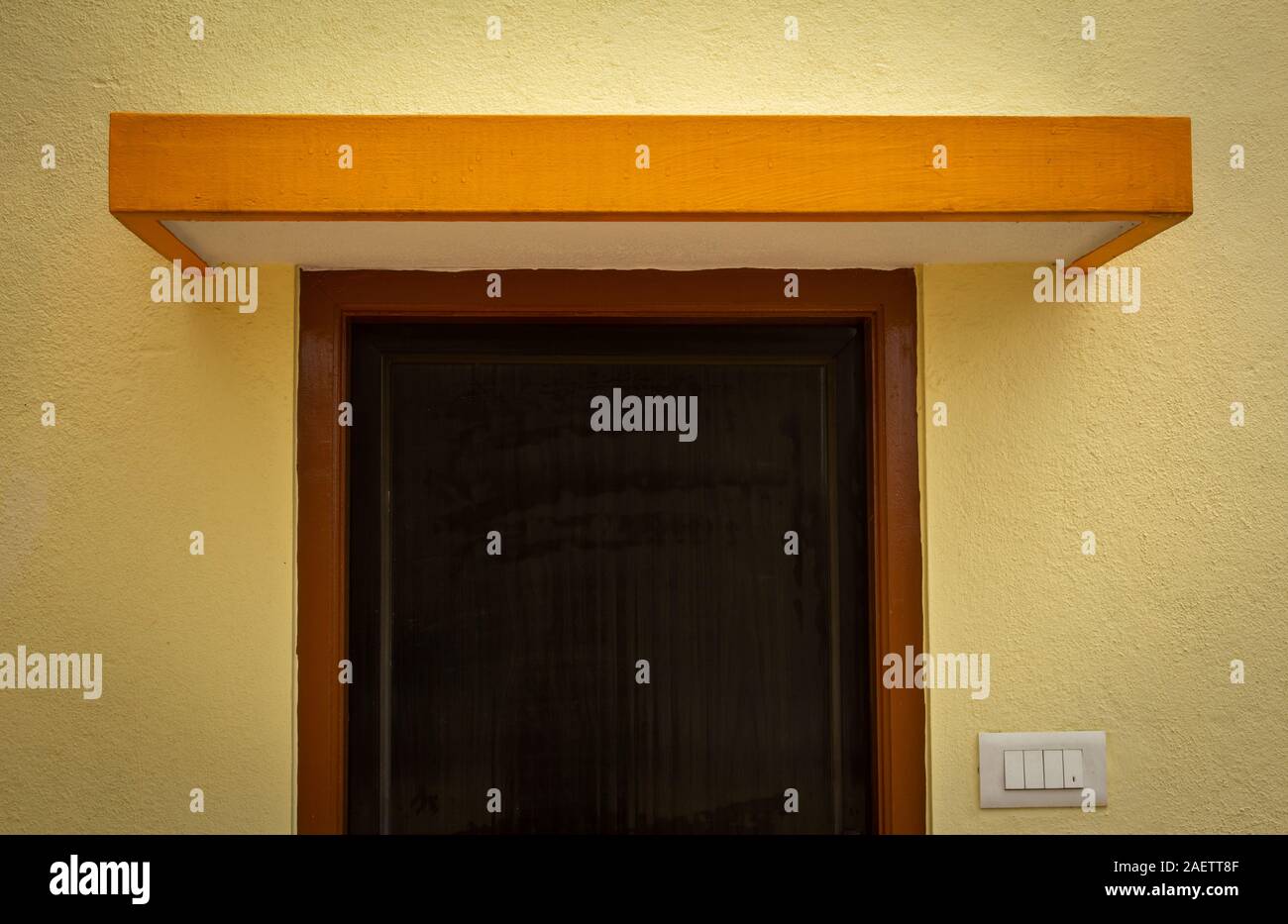 Vista di una camera esterna porta e la lastra sopra di esso. Design minimalista. Foto Stock