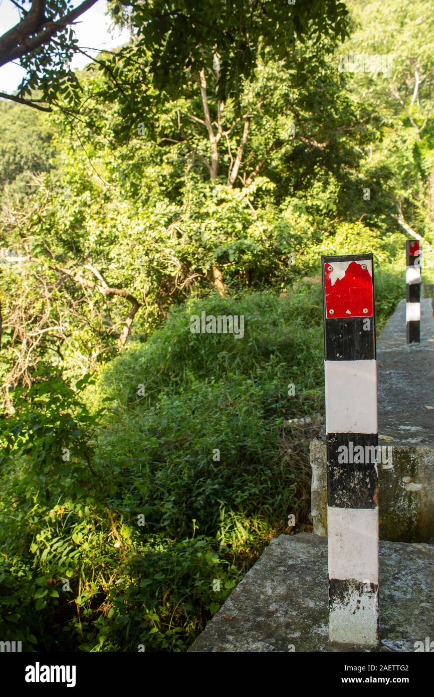 Colore rosso riflettori disposti sul parapetto per indicare il bordo delle strade durante la notte il viaggio nel tempo Foto Stock
