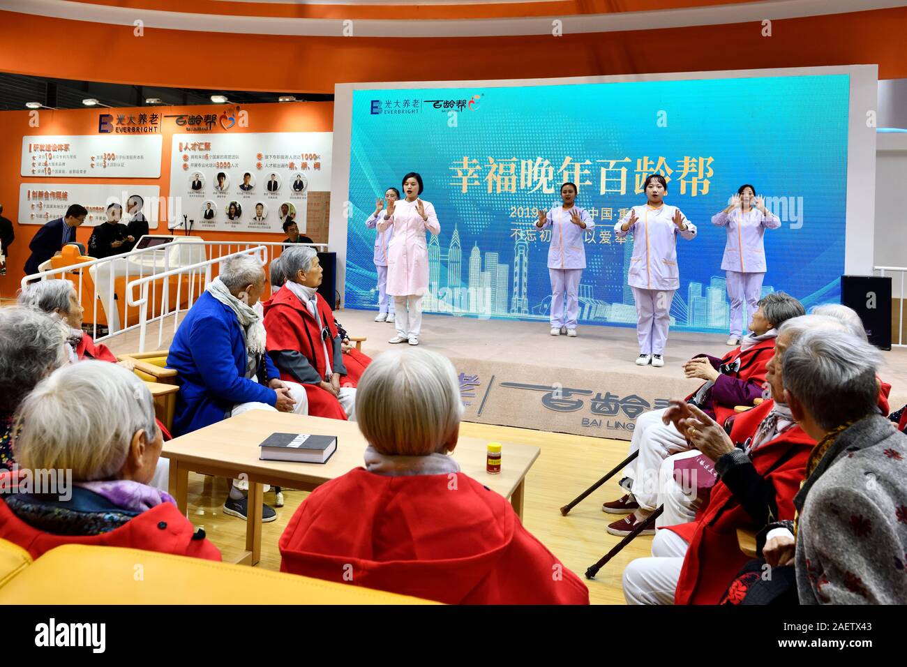 Il personale infermieristico e di anziani giochi interattivi in occasione della quattordicesima Cina (Chongqing) Senior Citizen esposizione tenutasi a Chongqing Cina, 8 Novembre 20 Foto Stock