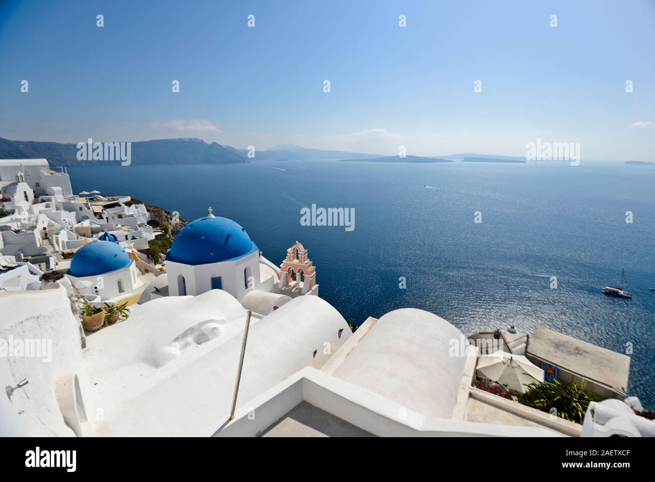 Oia - Santorini: iconico blu cupola della Chiesa della Resurrezione. La Grecia Foto Stock