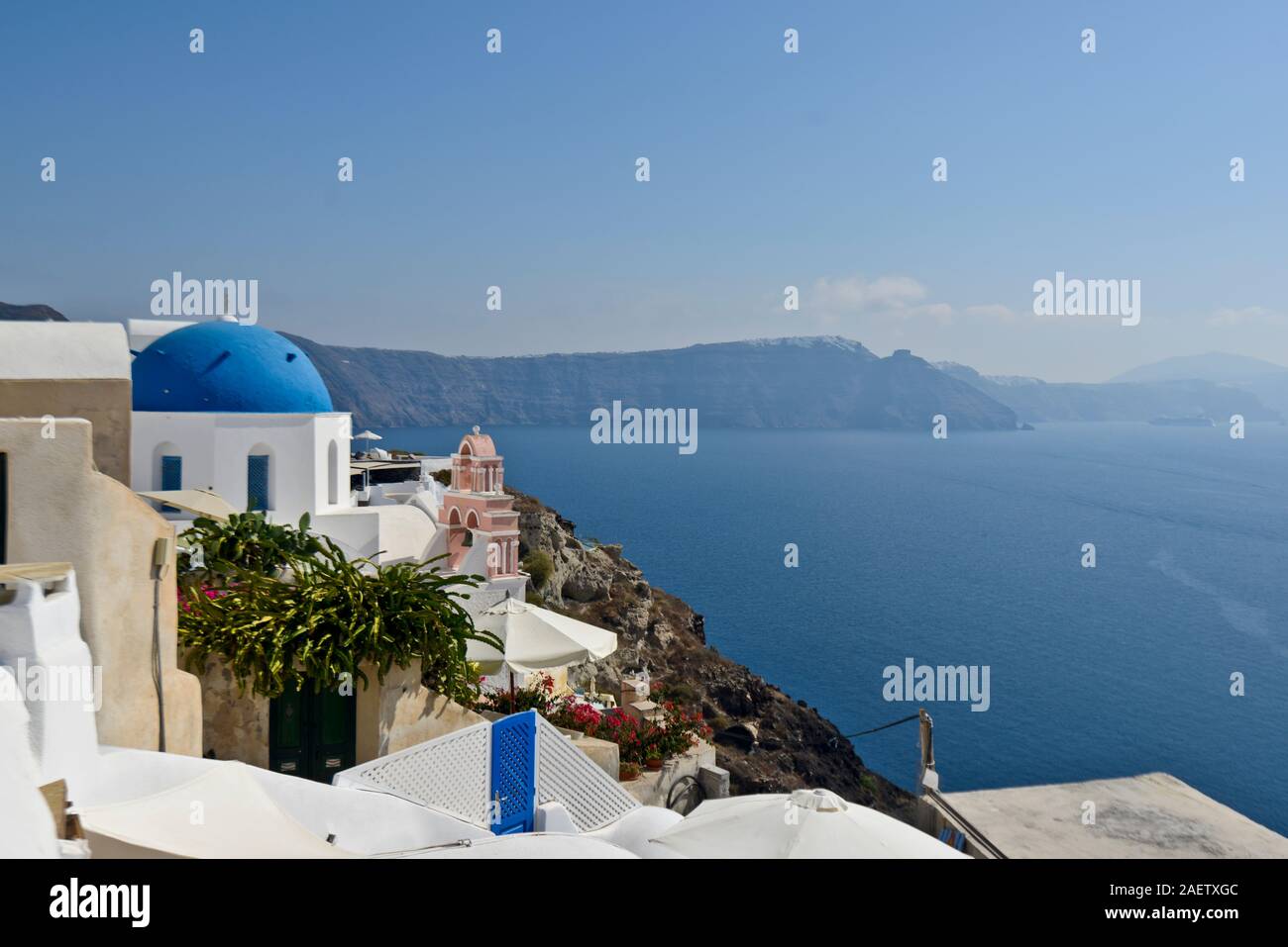 Oia - Santorini: iconico blu cupola della Chiesa della Resurrezione. La Grecia Foto Stock