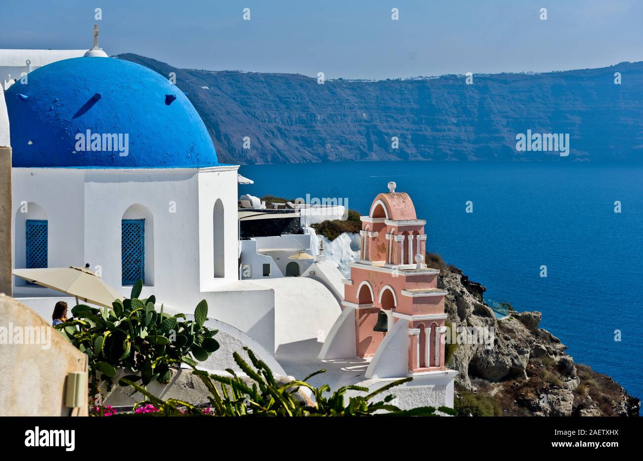Oia - Santorini: iconico blu cupola della Chiesa della Resurrezione. La Grecia Foto Stock