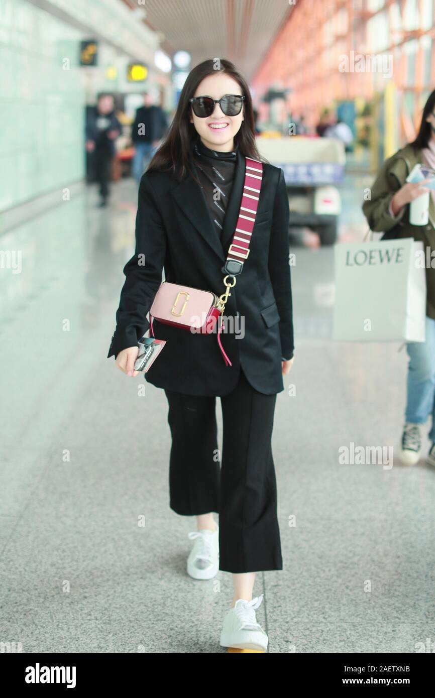 Attrice cinese Landy Li arriva in un aeroporto di Pechino beofre partenza a Pechino in Cina 22 novembre 2019. Maglione Balenciaga Bag Marc Jacbos scarpe Foto stock Alamy