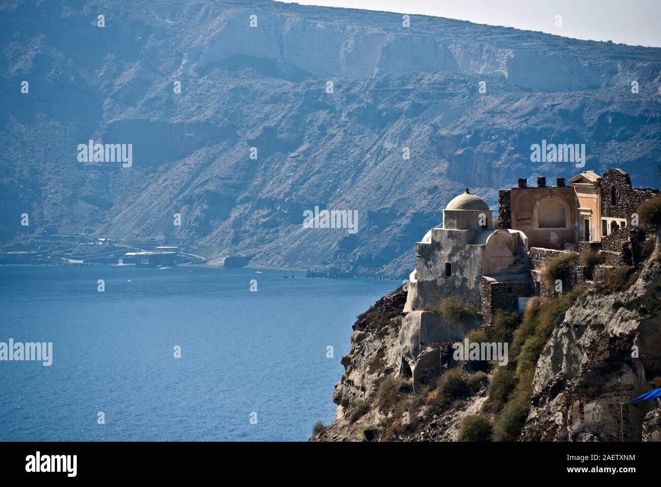 Oia - Santorini: vista sulla caldera e fortezza medievale. La Grecia Foto Stock
