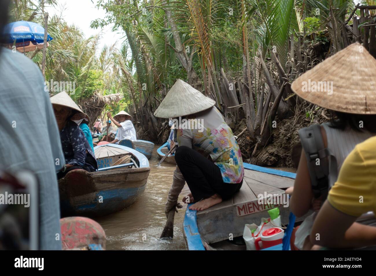 Barche di turisti sono remato lungo il delta del Mekong nel sud del Vietnam Foto Stock