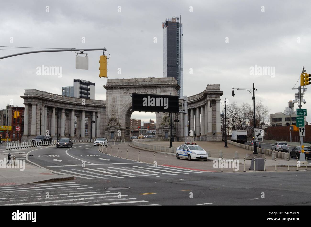 L ingresso del Manhattan Bridge sul lato di Manhattan Foto Stock