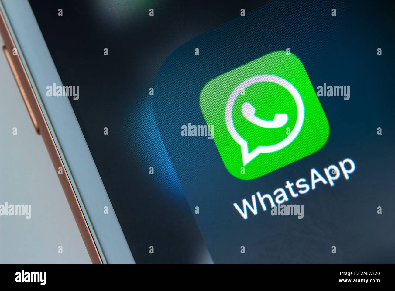 Una chiusura dell'icona WhatsApp applicazione su un iPhone plus. WhatsApp smetterà di funzionare su milioni di dispositivi più vecchi Foto Stock