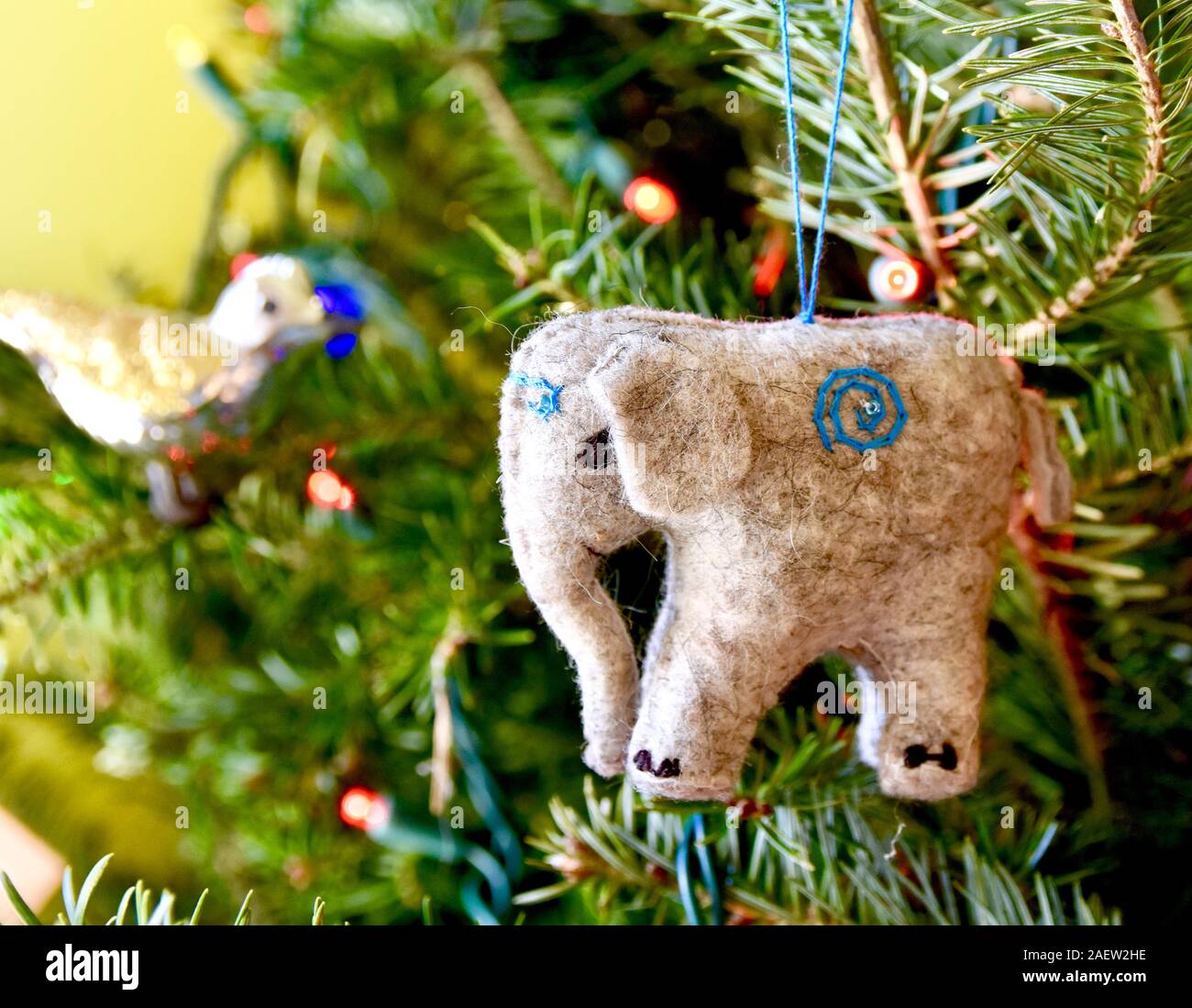 Elefante ornamento di Natale decorare un albero di vacanza. Primo piano. Foto Stock