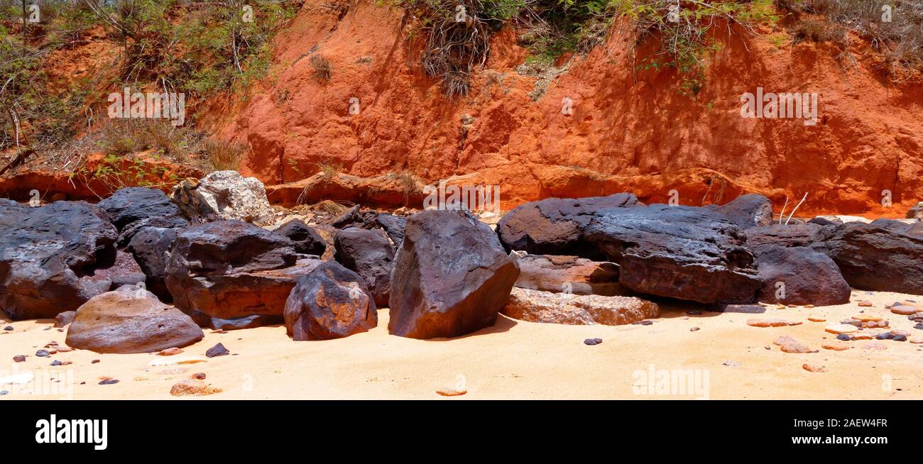 Spiaggia Spiaggia di roccia con terra rossa, Broome, West Kimberley, Australia occidentale Foto Stock