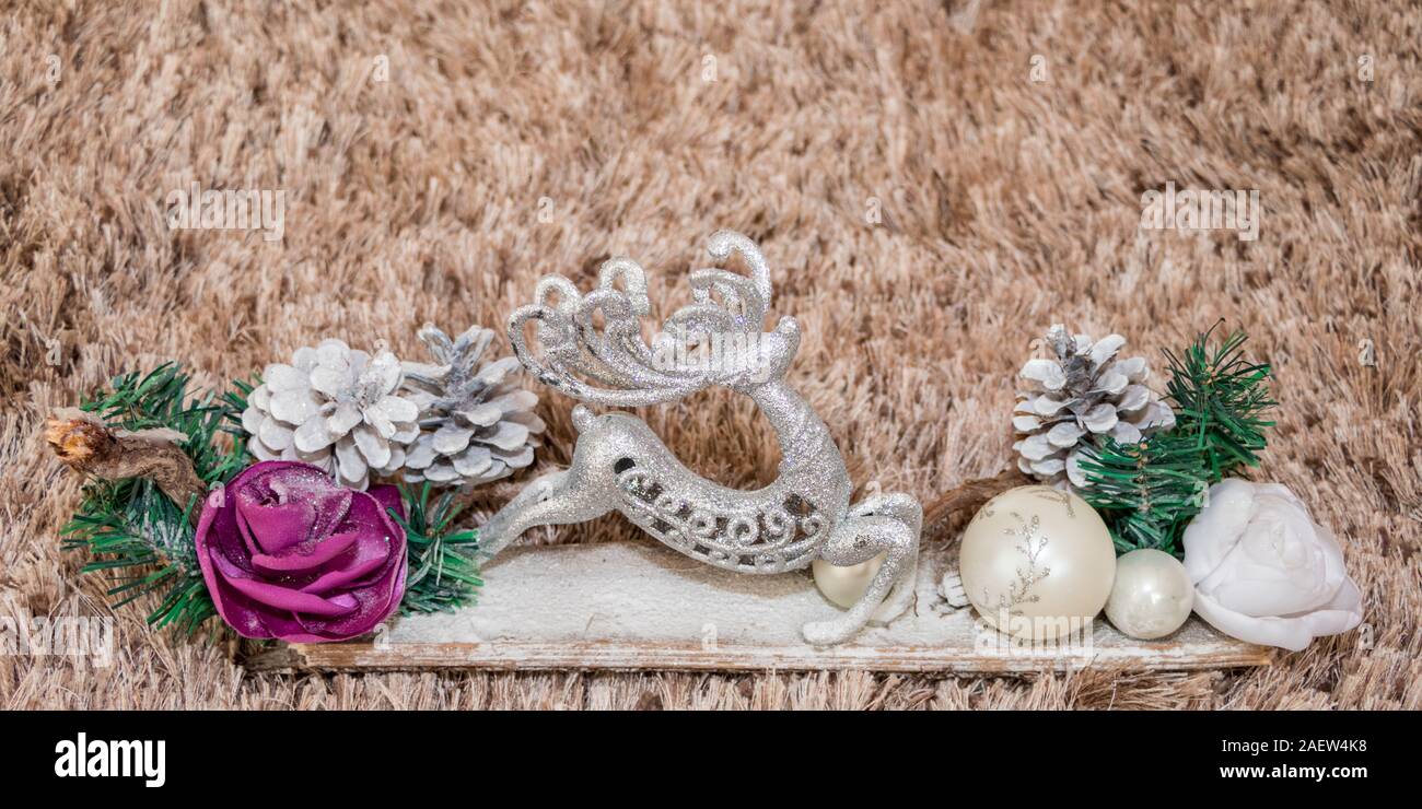 Decorazione di natale. Cervi, pigne, aghi e vacanze ornamento close up su sfondo di legno Foto Stock