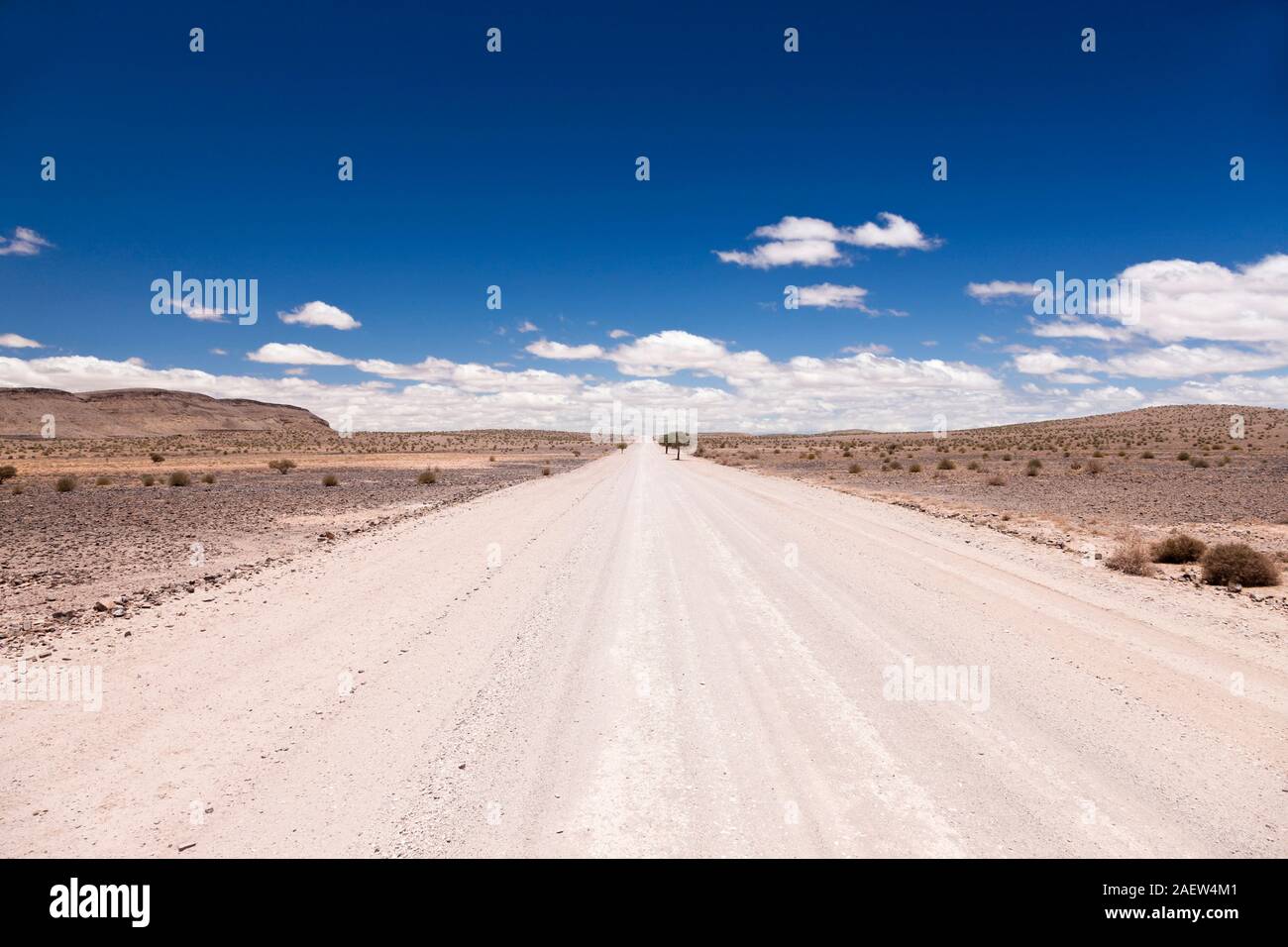 Strada di ghiaia bianca diritta D601, Hobas, Regione di Karas, Namibia, Africa Meridionale, Africa Foto Stock
