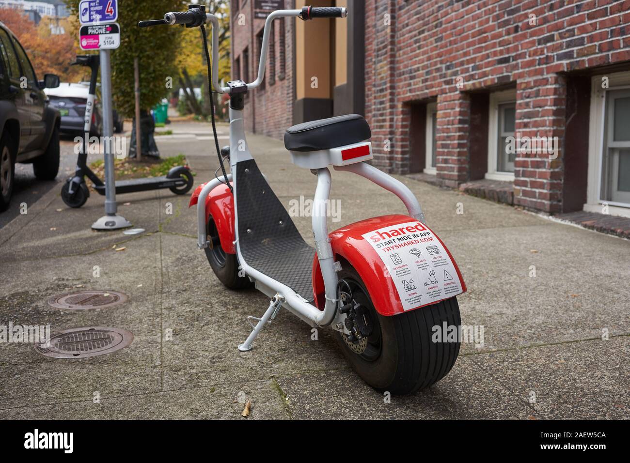 Uno scooter elettrico a ruota grande Zoomer condiviso di proprietà di Shared Technologies è visto parcheggiato sul marciapiede nel centro di Portland, Oregon, il 5 novembre 2019. Foto Stock