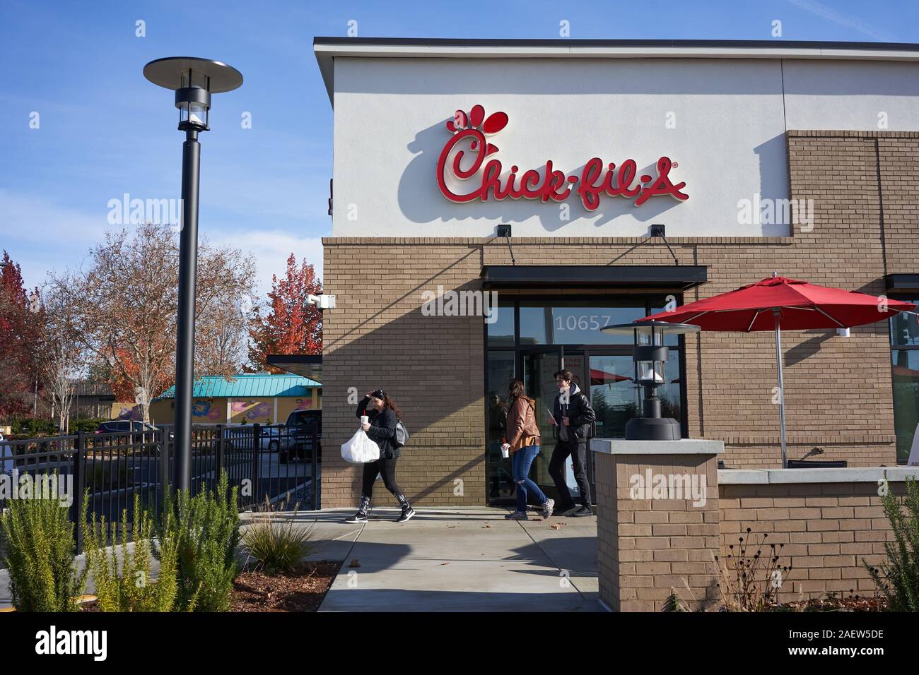 Un ristorante Chick-fil-A a Beaverton, Oregon, il 11 novembre 2019. Chick-fil-A è una catena di fast food americana conosciuta per i suoi panini al pollo. Foto Stock