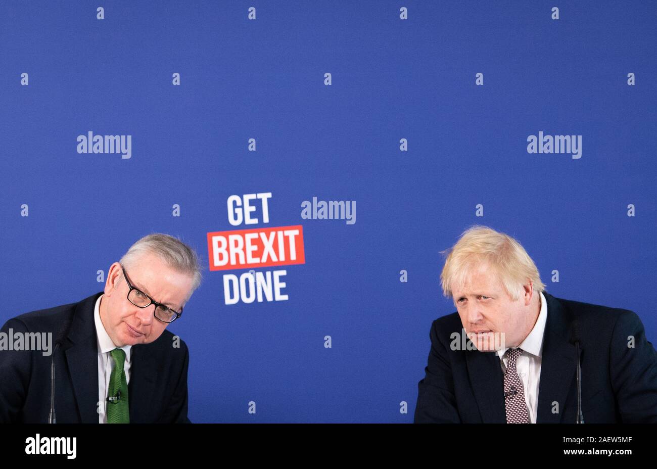 PA Riesame delle elezioni generali 2019 29/11/19 Il primo ministro Boris Johnson e il cancelliere del ducato di Lancaster, Michael Gove (sinistra) intervenendo ad una conferenza stampa a Millbank Tower, London. Foto Stock