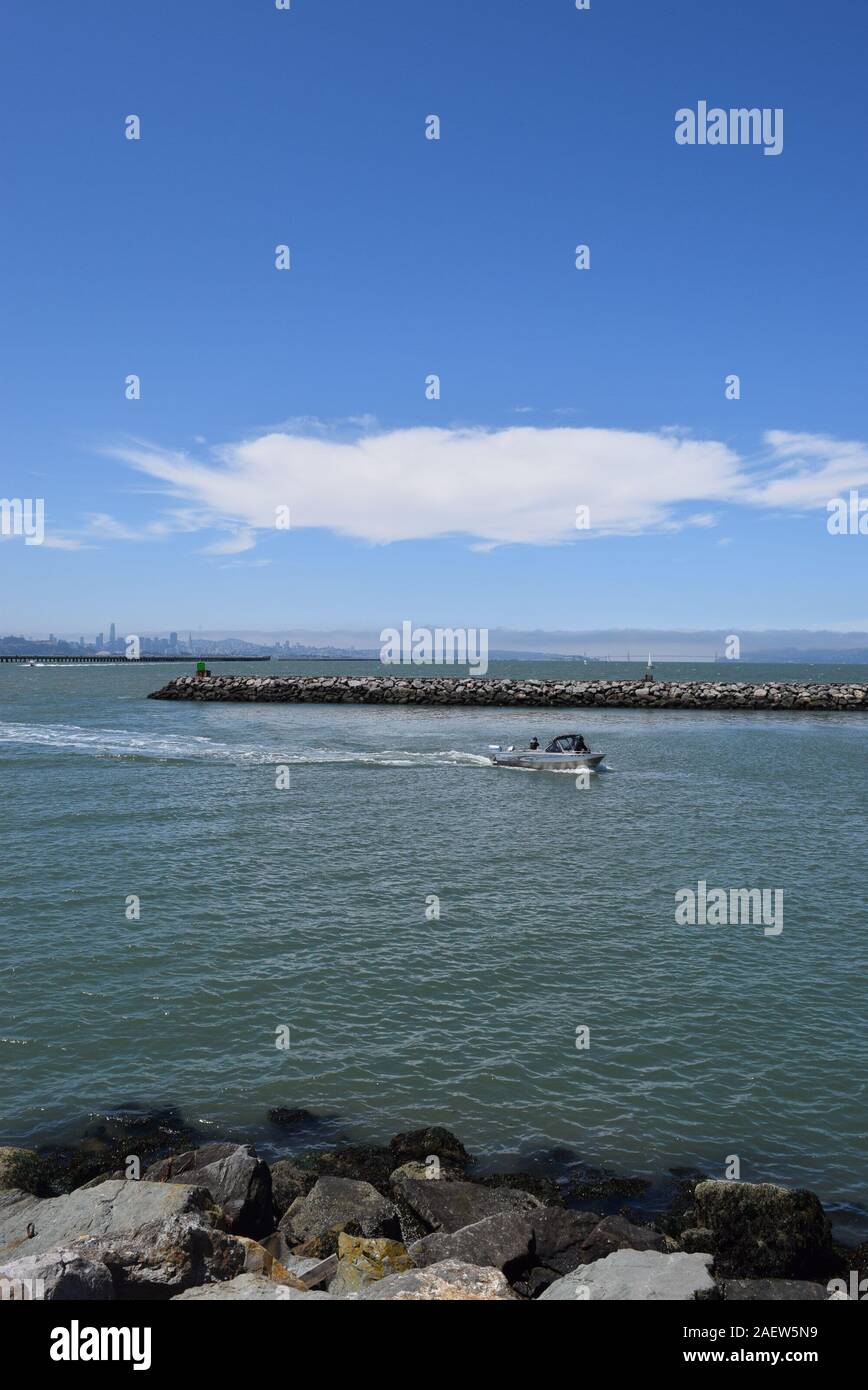 Barche a vela nella Marina di Berkeley dalla Baia di San Francisco. Il Marin County Penisola è visibile in lontananza. Foto Stock