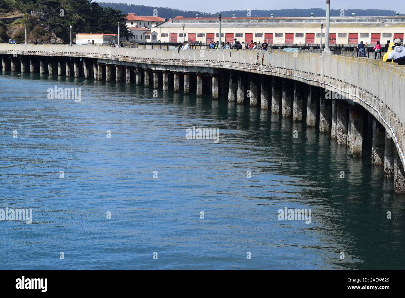 Pontile comunale è parte del San Francisco Maritime National Historical Park. Il molo è popolare con i turisti, i pescatori e i ciclisti. Foto Stock