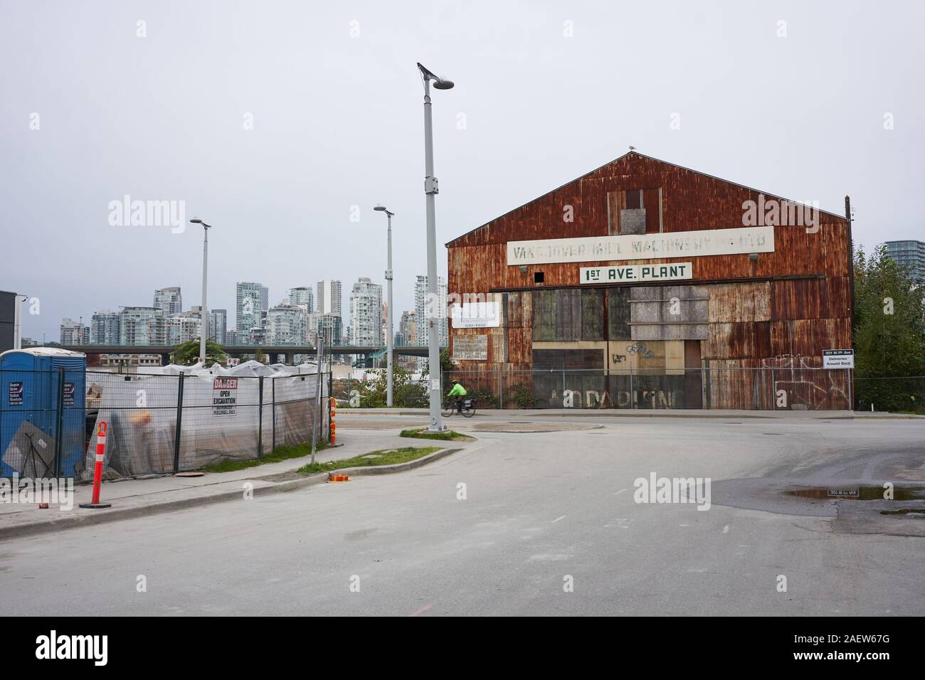 Vancouver Mill Machinery 1st Ave impianto nel quartiere sud-est di False Creek in contrasto con moderni e alti edifici sullo sfondo. Foto Stock