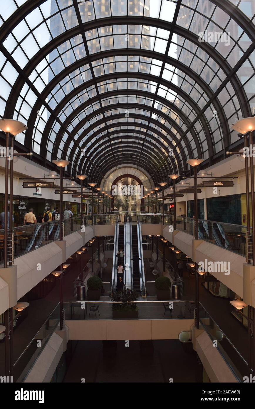 Asse centrale di Crocker Galleria nel centro cittadino di San Francisco. Foto Stock