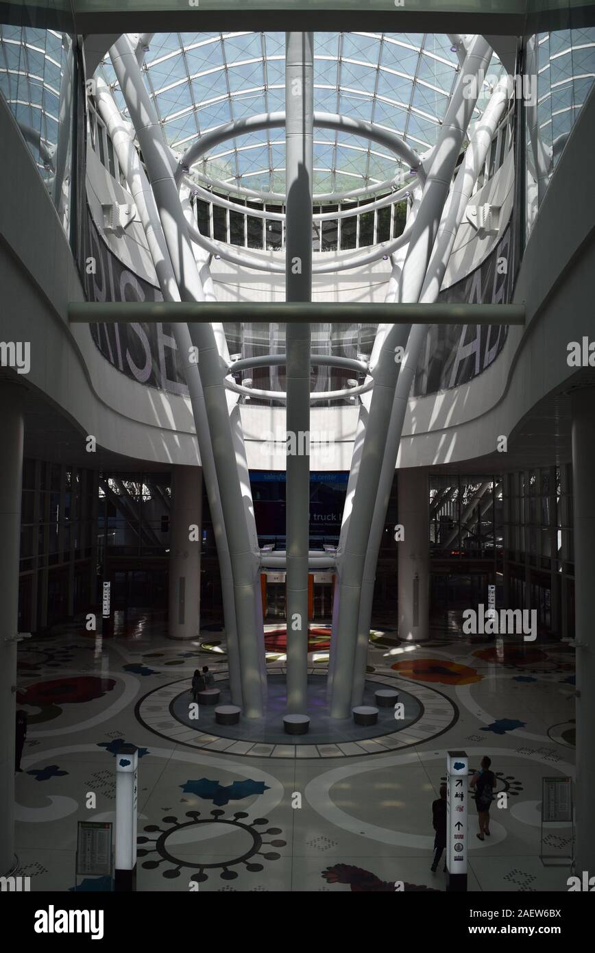 La lobby principale e lightwell del Transbay centro di transito, da pelli Clarke Pelli Architects. L'edificio è un hub regionale per le reti di trasporto Foto Stock