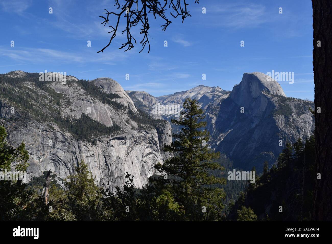 Vista della Valle di Yosemite sul sentiero Four-Mile. Half-Dome e nuvole resto sono al centro-destra. Foto Stock