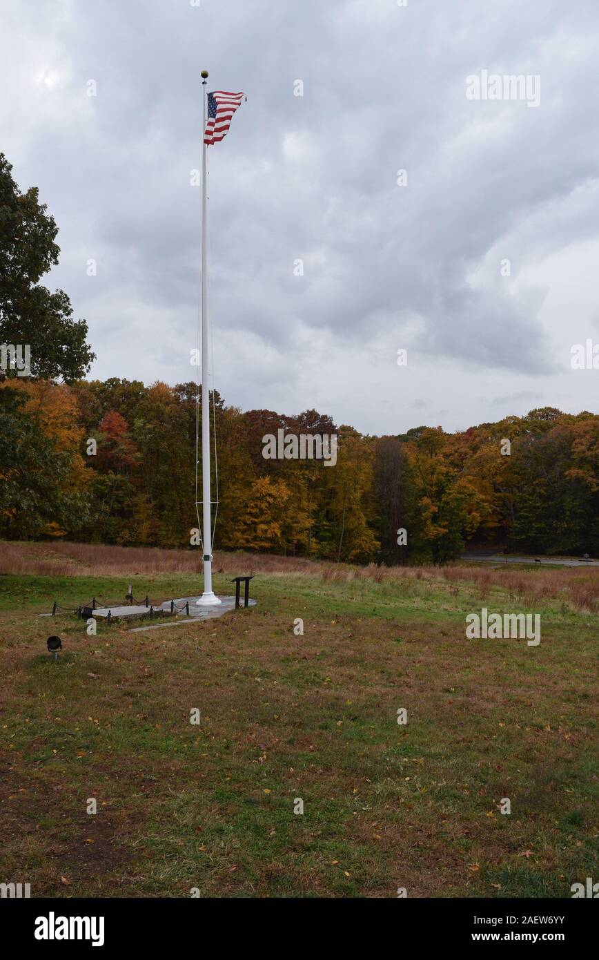 La bandiera statunitense a pieno il montante al Sagamore Hill, ex presidente degli Stati Uniti Theodore Roosevelt della casa di Long Island, New York. Foto Stock
