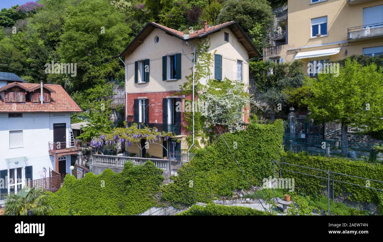 Vista aerea di un vintage chalet sulle colline del lago di Como Foto Stock