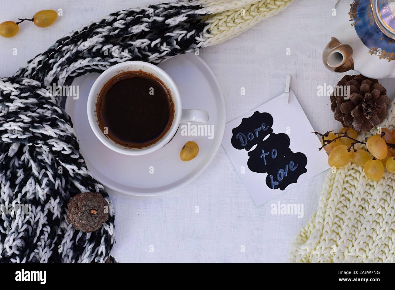 Bella tazzina di caffè a sfondo autunnale/ autunnali concetto accogliente/ autunno a casa Foto Stock