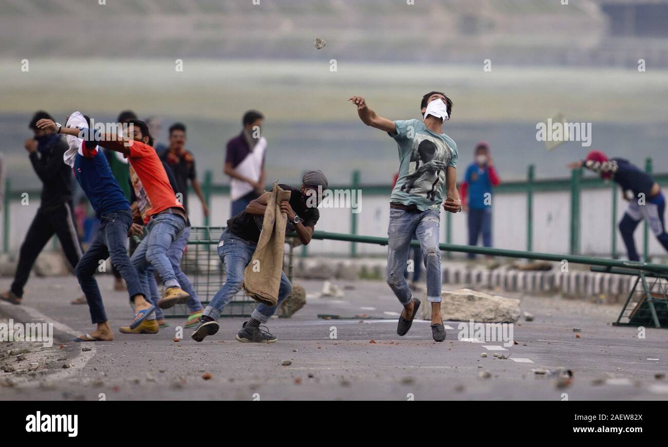 Kashmir manifestanti musulmani scagliare pietre contro truppe indiane a Srinagar, Indiano Kashmir controllata, Foto Stock